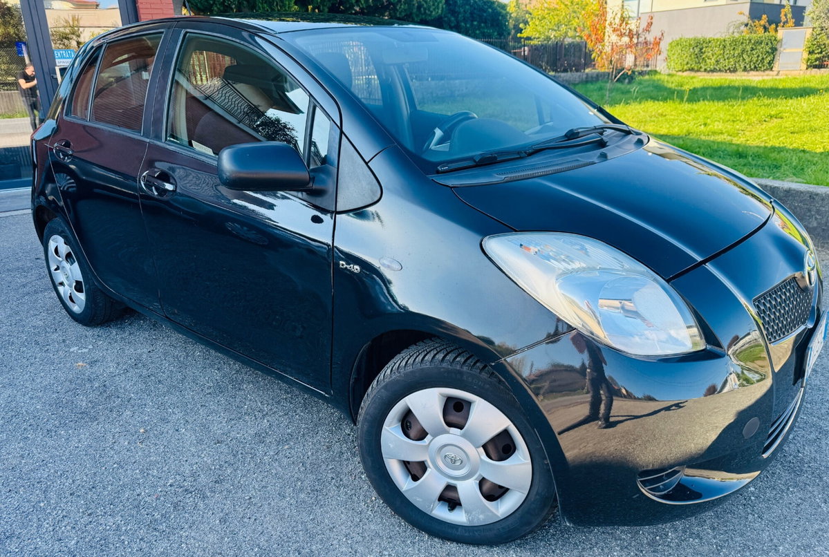 Toyota Yaris 1.3 5 porte Navi (2)