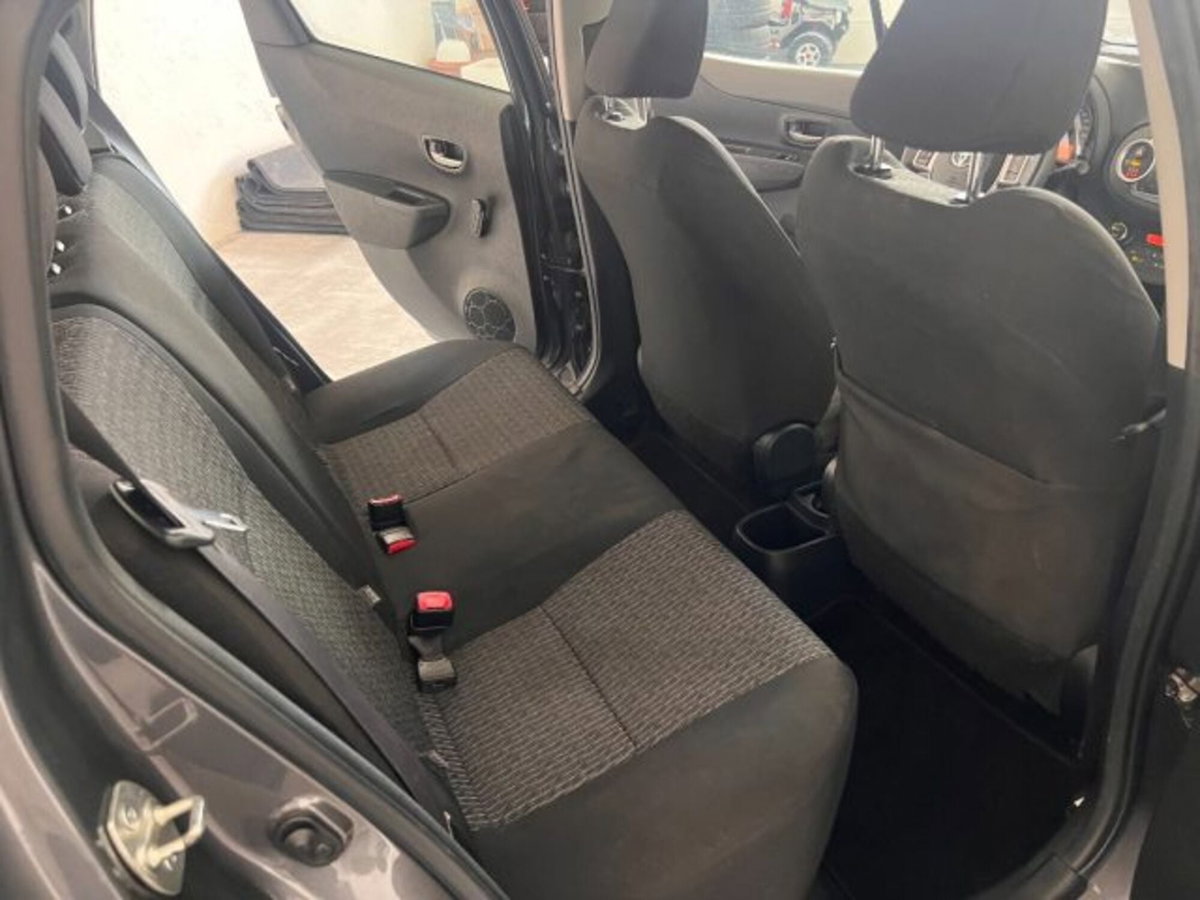 Toyota Yaris 1.0 5 porte Lounge (8)