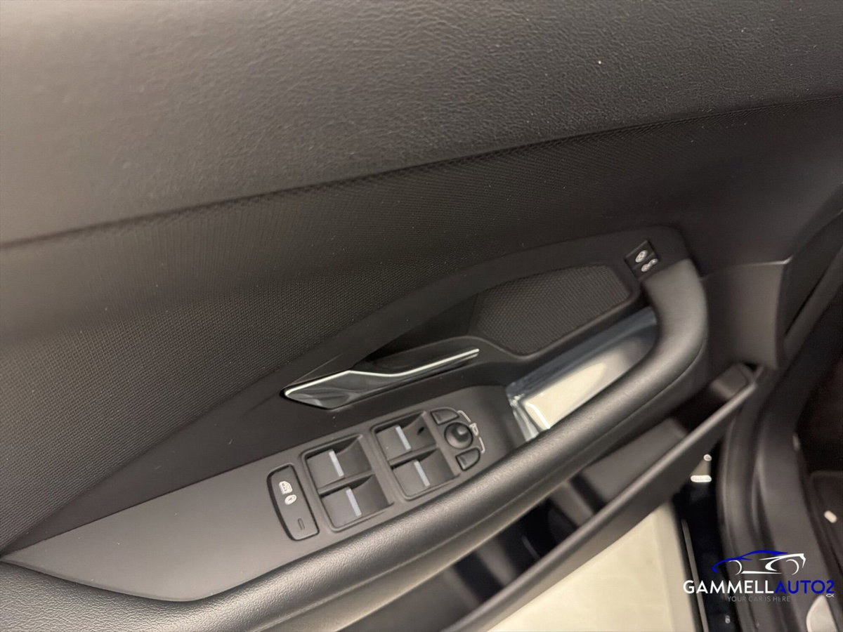 Jaguar E-Pace 2.0D 150 CV AWD (17)