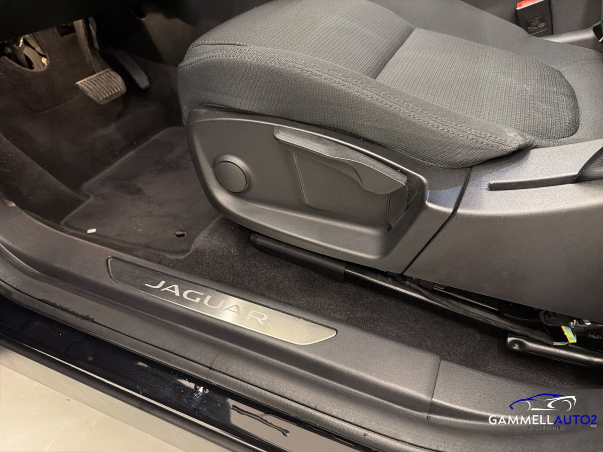 Jaguar E-Pace 2.0D 150 CV AWD (18)