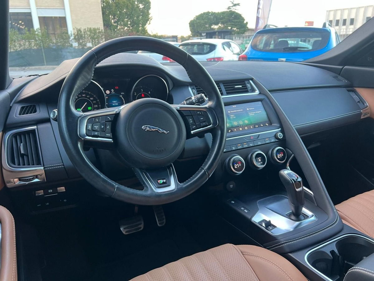 Jaguar E-Pace 2.0D 180 CV AWD R-Dynamic (11)