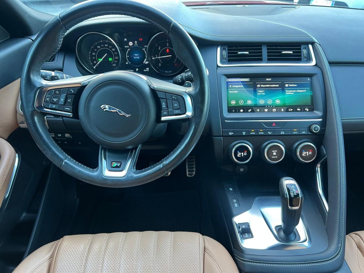Jaguar E-Pace 2.0D 180 CV AWD R-Dynamic (12)
