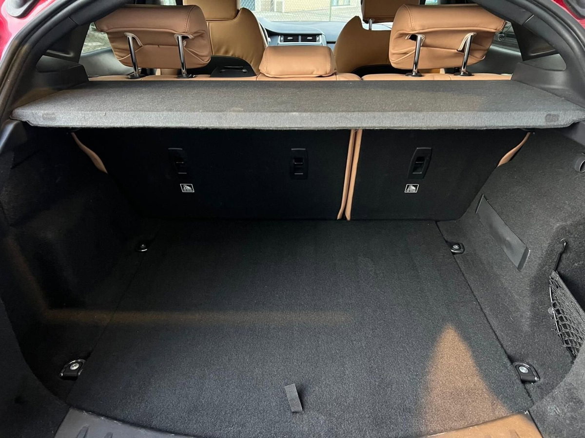 Jaguar E-Pace 2.0D 180 CV AWD R-Dynamic (17)