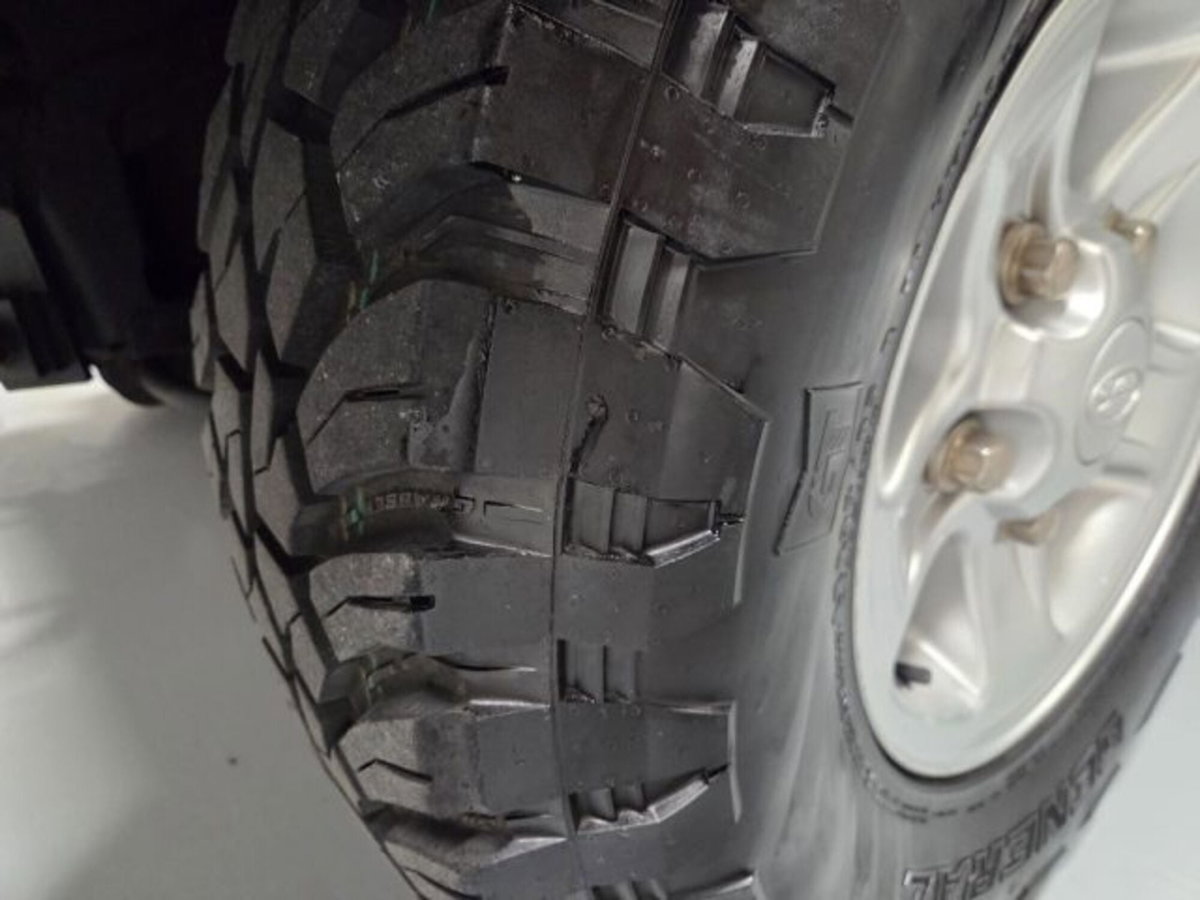 Land Rover Defender 90 2.4 TD4 Station Wagon S (14)