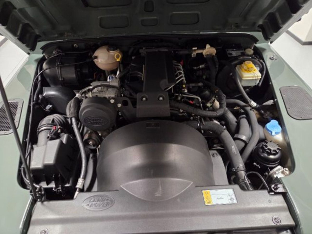 Land Rover Defender 90 2.4 TD4 Station Wagon S (20)