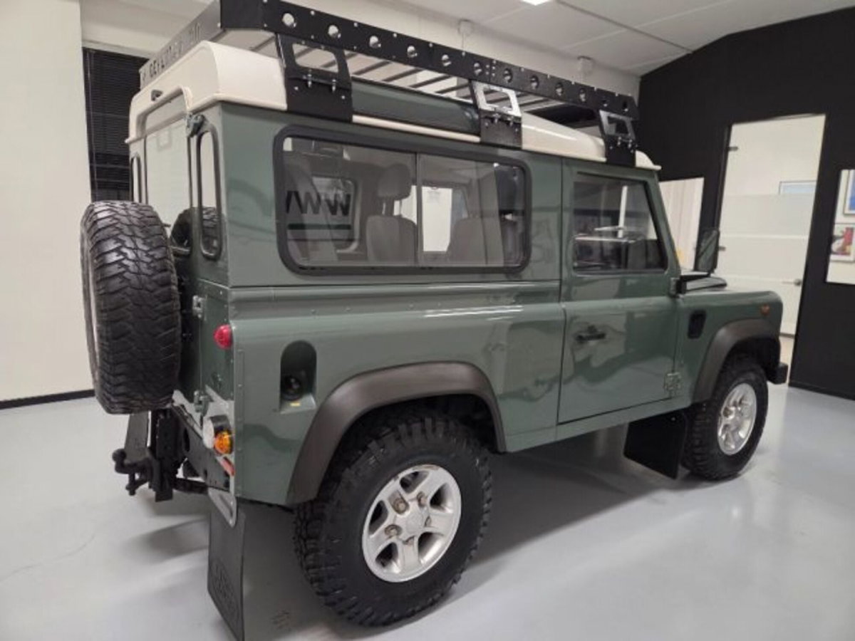 Land Rover Defender 90 2.4 TD4 Station Wagon S (4)