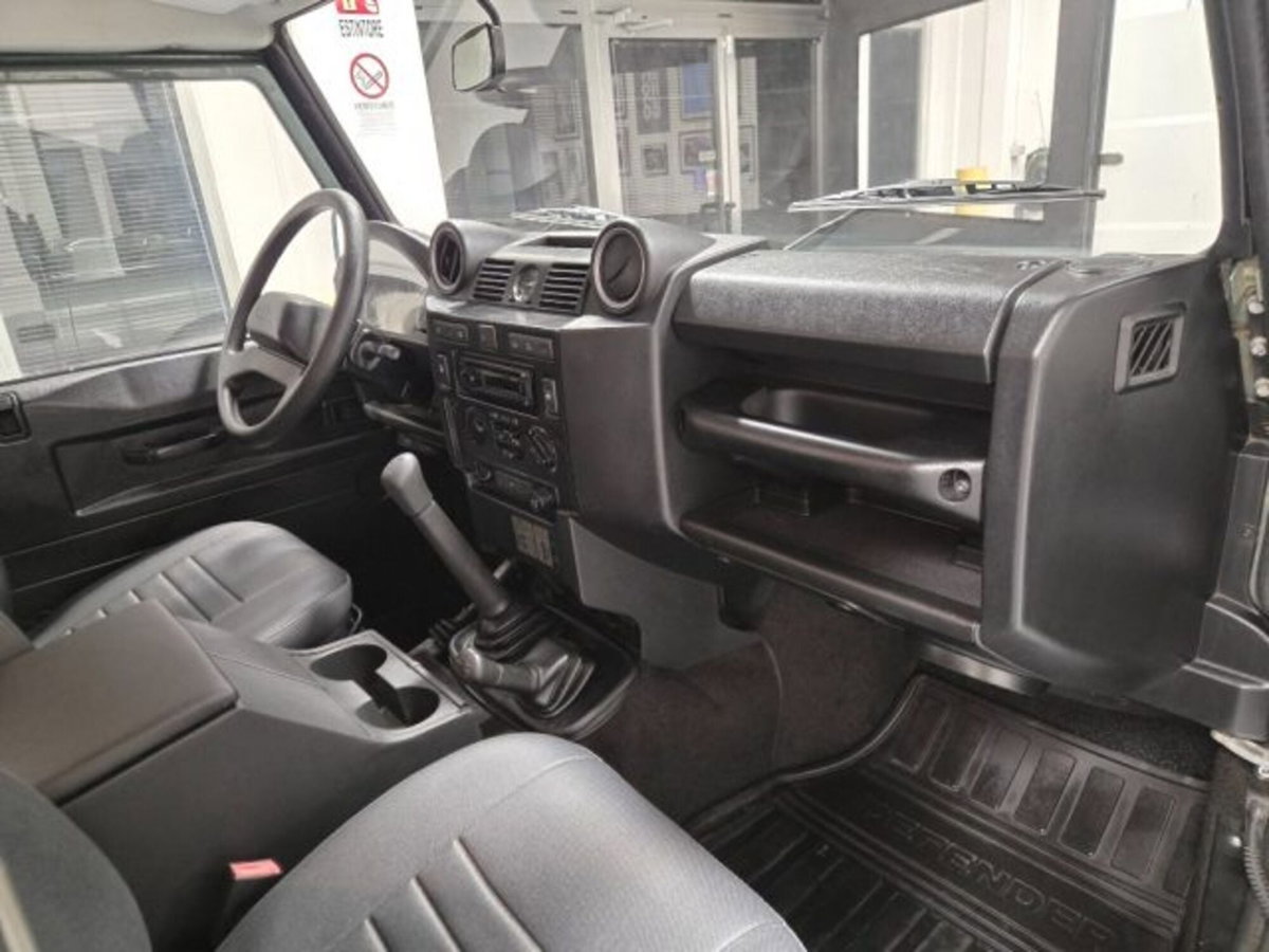 Land Rover Defender 90 2.4 TD4 Station Wagon S (8)