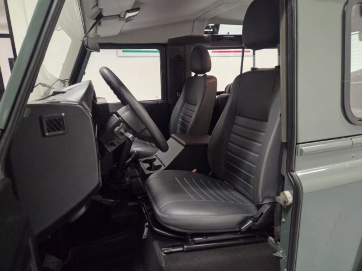 Land Rover Defender 90 2.4 TD4 Station Wagon S (9)